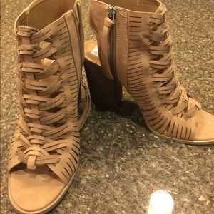 Tan strappy sandal/ heels