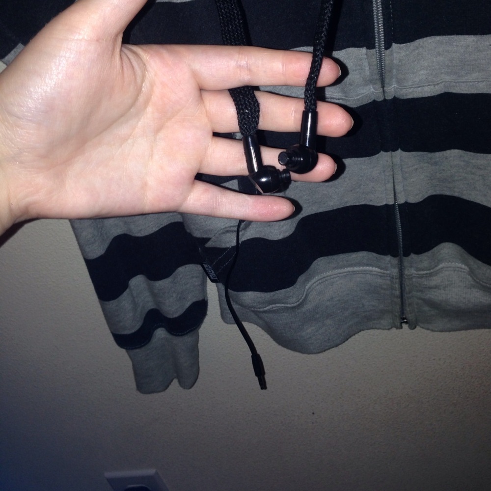 🔥 🔥 Hoodie with built in headphones!! 🎧 - Picture 3 of 6