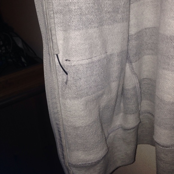 🔥 🔥 Hoodie with built in headphones!! 🎧 - Picture 4 of 6