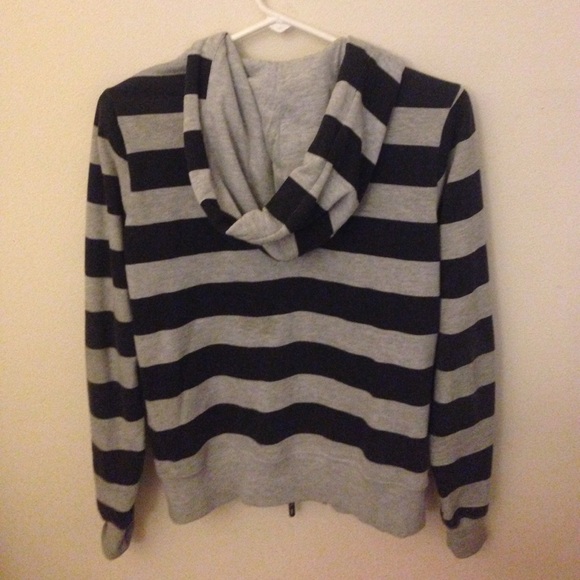 🔥 🔥 Hoodie with built in headphones!! 🎧 - Picture 2 of 6