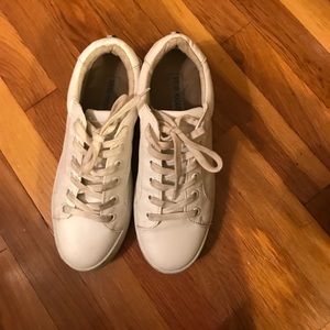 STEVE MADDEN platform white sneaks