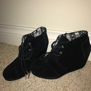Toms black wedges