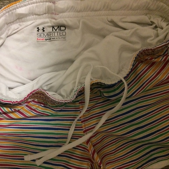 *SOLD* Under armour multicolored running shorts - Picture 3 of 3