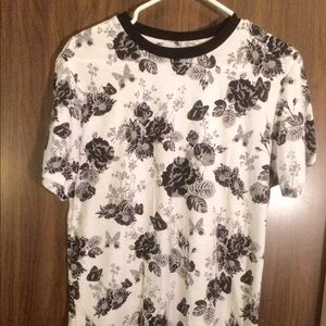 🍀SALE🍀White t w/black and grey flowers