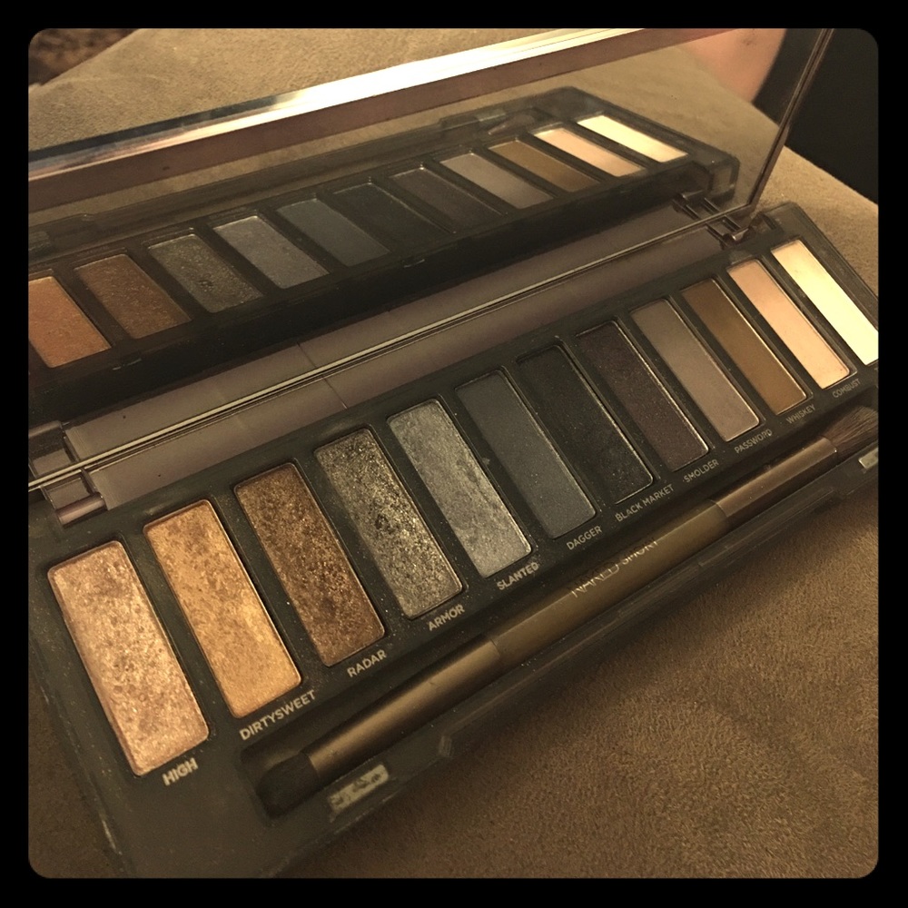Authentic Urban Decay Smoky Palette