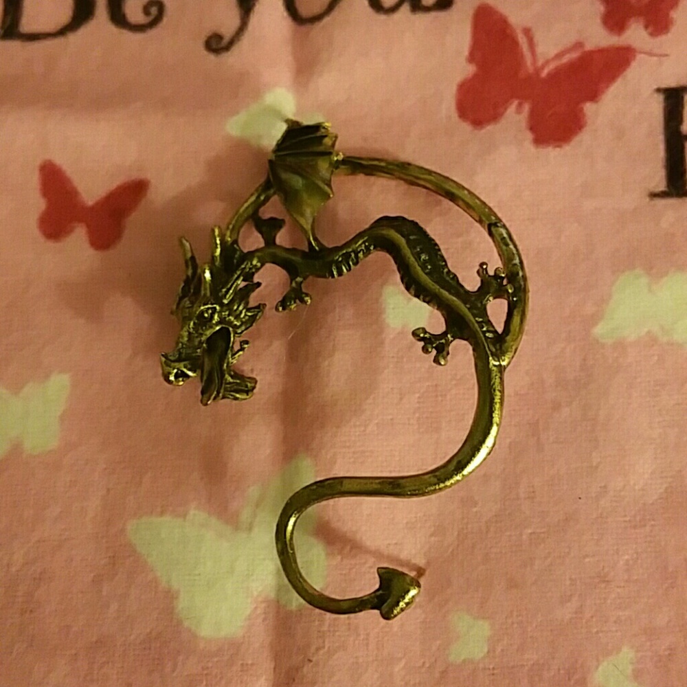 NWOT single dragon left ear earring that crawls up