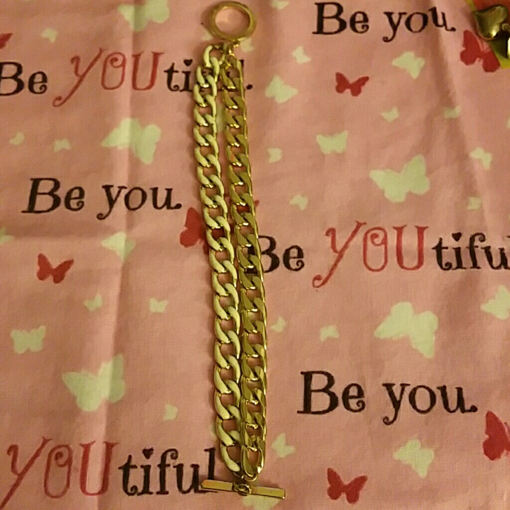 Cream and gold chain linked bracelet with a toggle