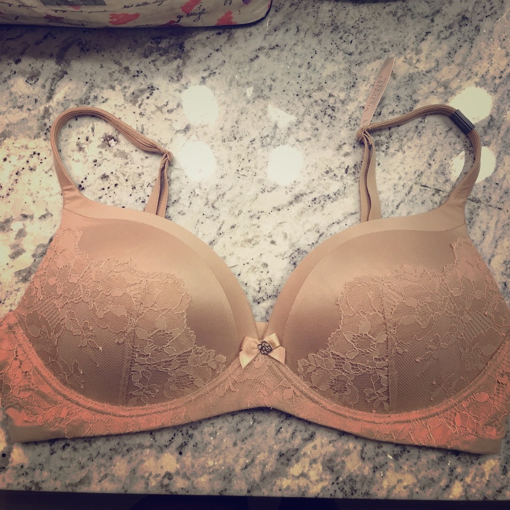 ✨BRAND NEW✨ Victoria's Secret nude bra