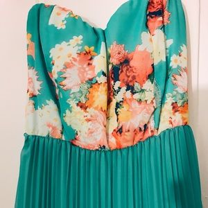 Gorgeous maxi pleated teal dress!