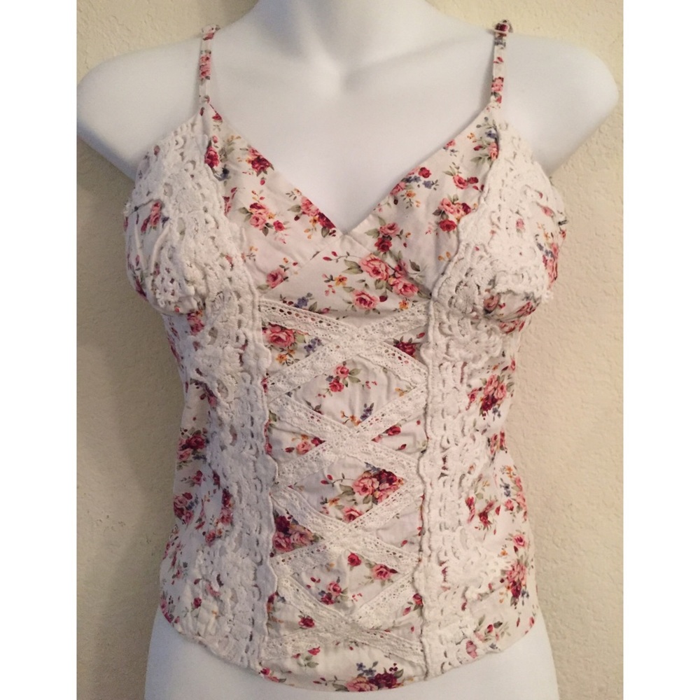 { 💋 Floral tank & crochet details }