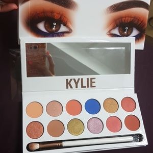 Kylie royal peach eyeshadow palette