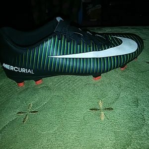 Soccer shoes