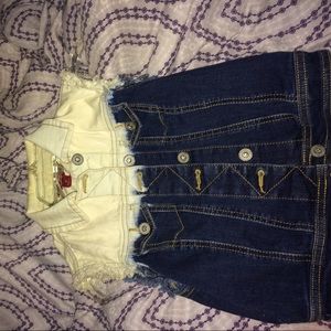 Two toned crop fitted sleeveless jean jacket