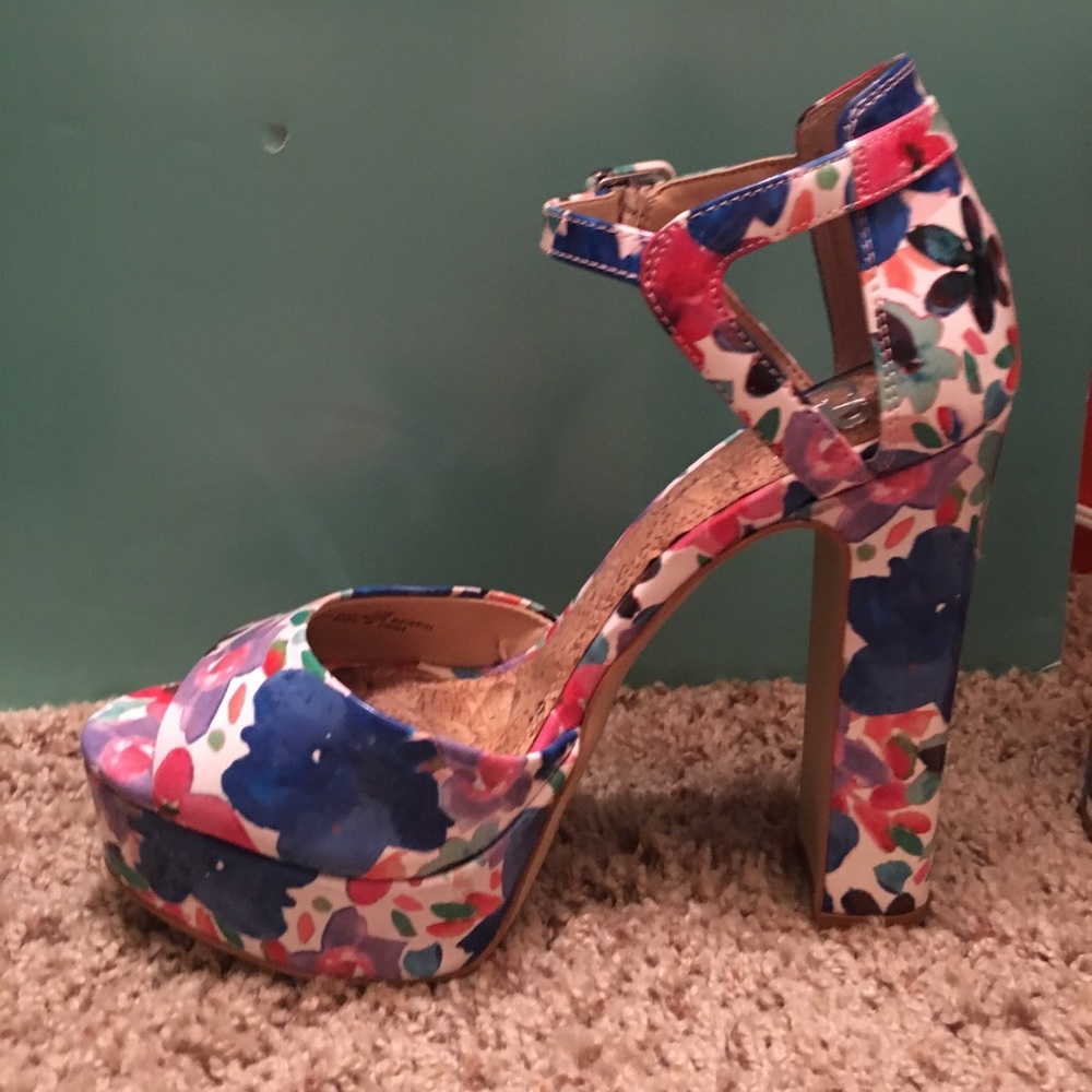 Gianni Bini Platform Floral Sandals