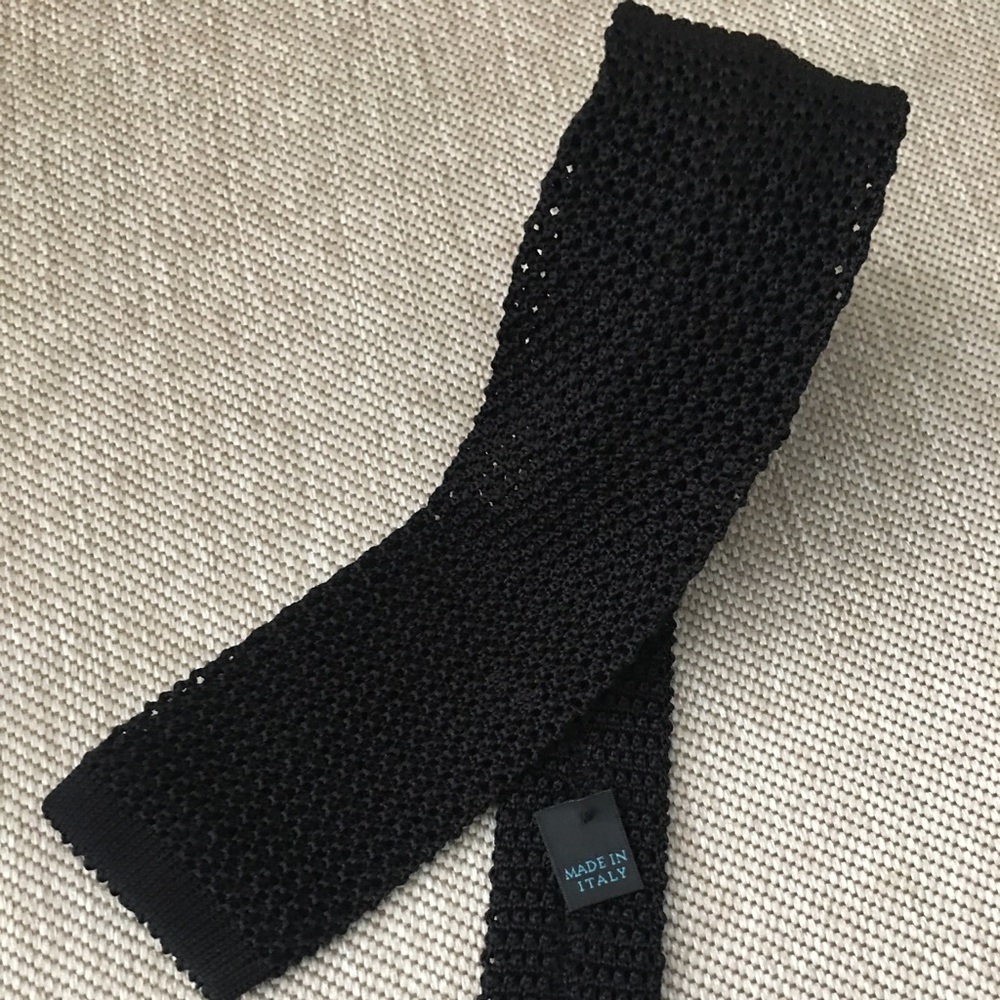 Black knit tie!