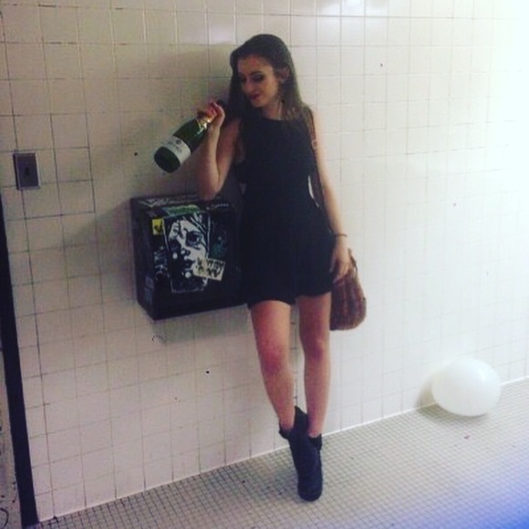 ABOUT ME/my closet🌎🌸⚡️🌊💫💘👽🍾🌈🌴 - Picture 2 of 4