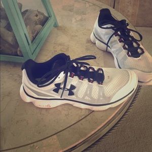 Men's Under Armour Size 10 Athletic Shoes