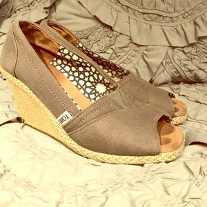 TOMS Sz 7 Gray Peep Toe Wedge