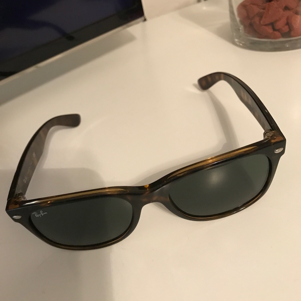 Wayfarer Raybans