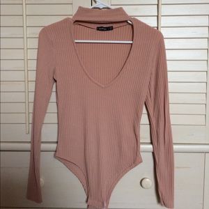 Rose choker v-neck ribbed bodysuit