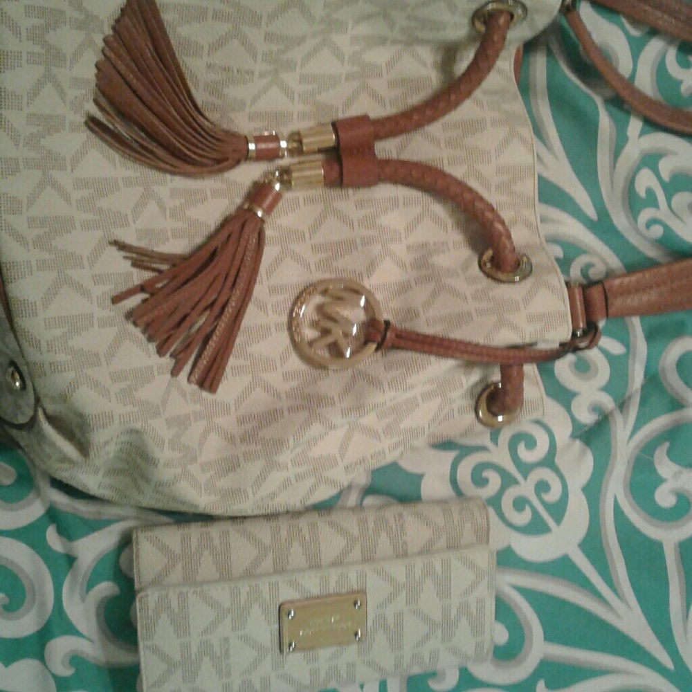 AUTHENTIC MICHAEL KORS VANILLA PURSE& WALLET