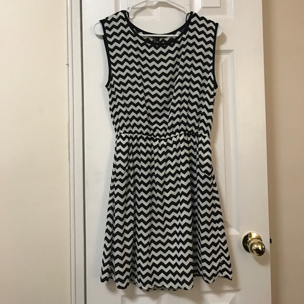 NWOT Forever 21 Chevron Dress
