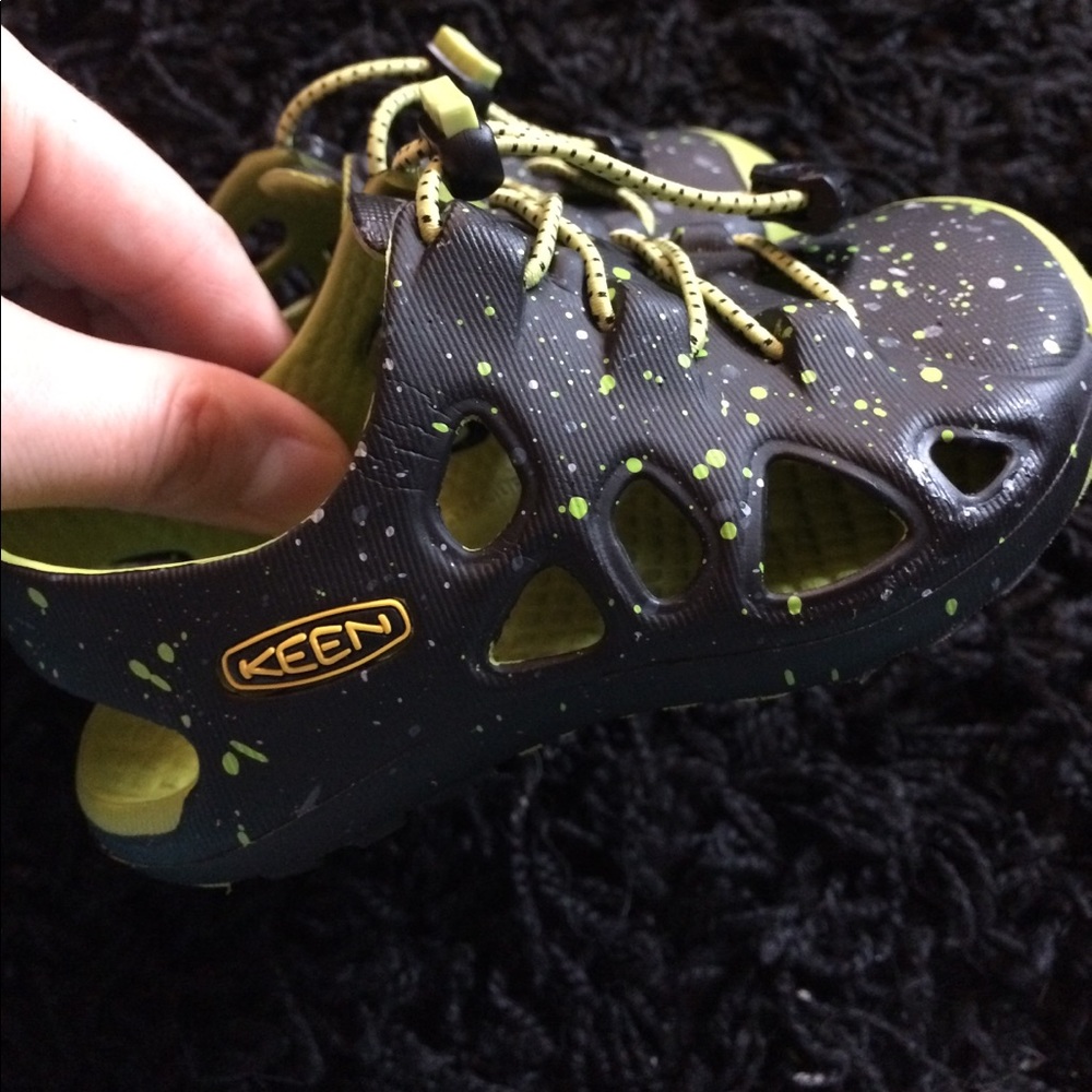 Toddler boys size 6 Keen sandals