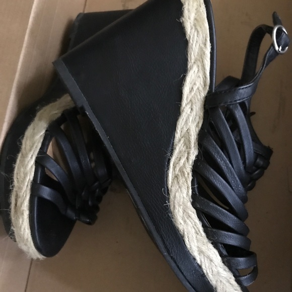 Shoe - Picture 2 of 5