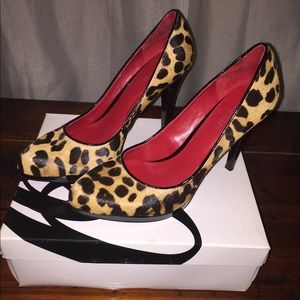 Barely worn Nine West leopard print pumps