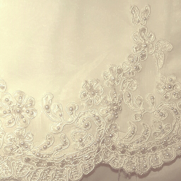 Wedding dress with 2 veils - Picture 2 of 5