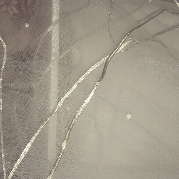 Wedding dress with 2 veils - Picture 4 of 5