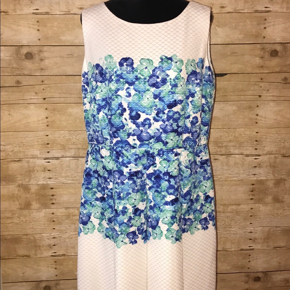 Tahari Floral Print Sleeveless Dress. Size 14W