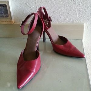Red pumps