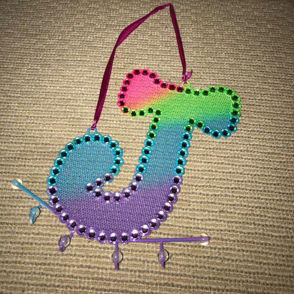 Wall decoration that holds jewelry