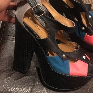 A size 7.5 Qupid platform heels