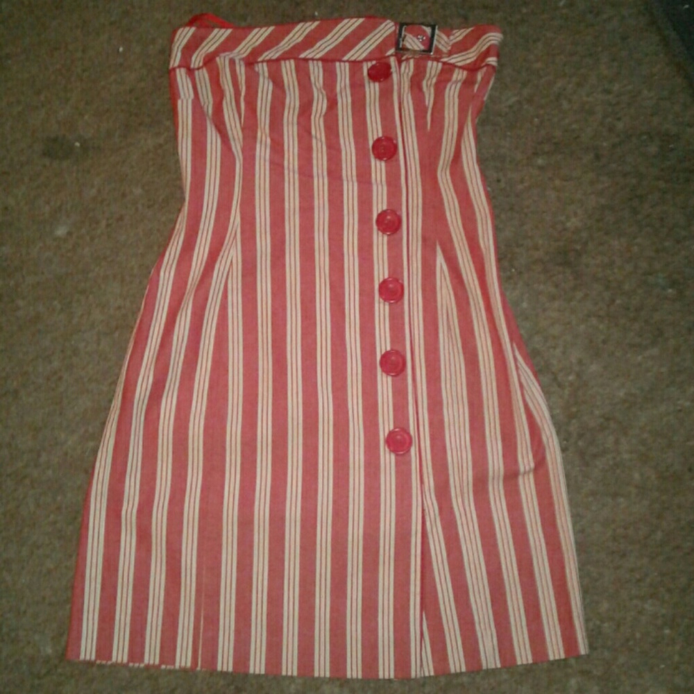 A beautiful strapless Buckle button down dress
