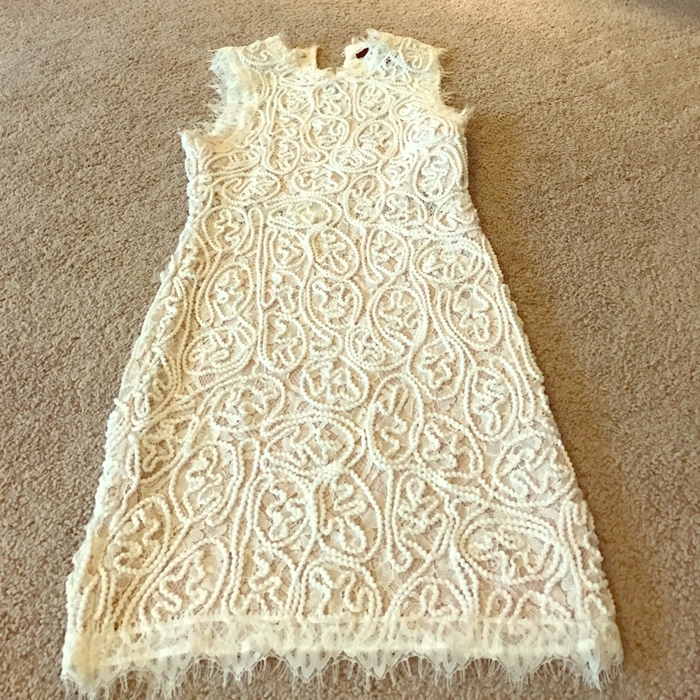 FOREVER 21 LACE DRESS. SIZE SMALL