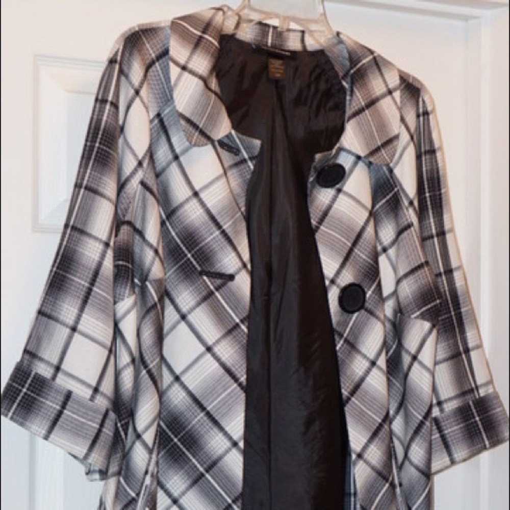 Professional 3/4 sleeve black and white blazer.