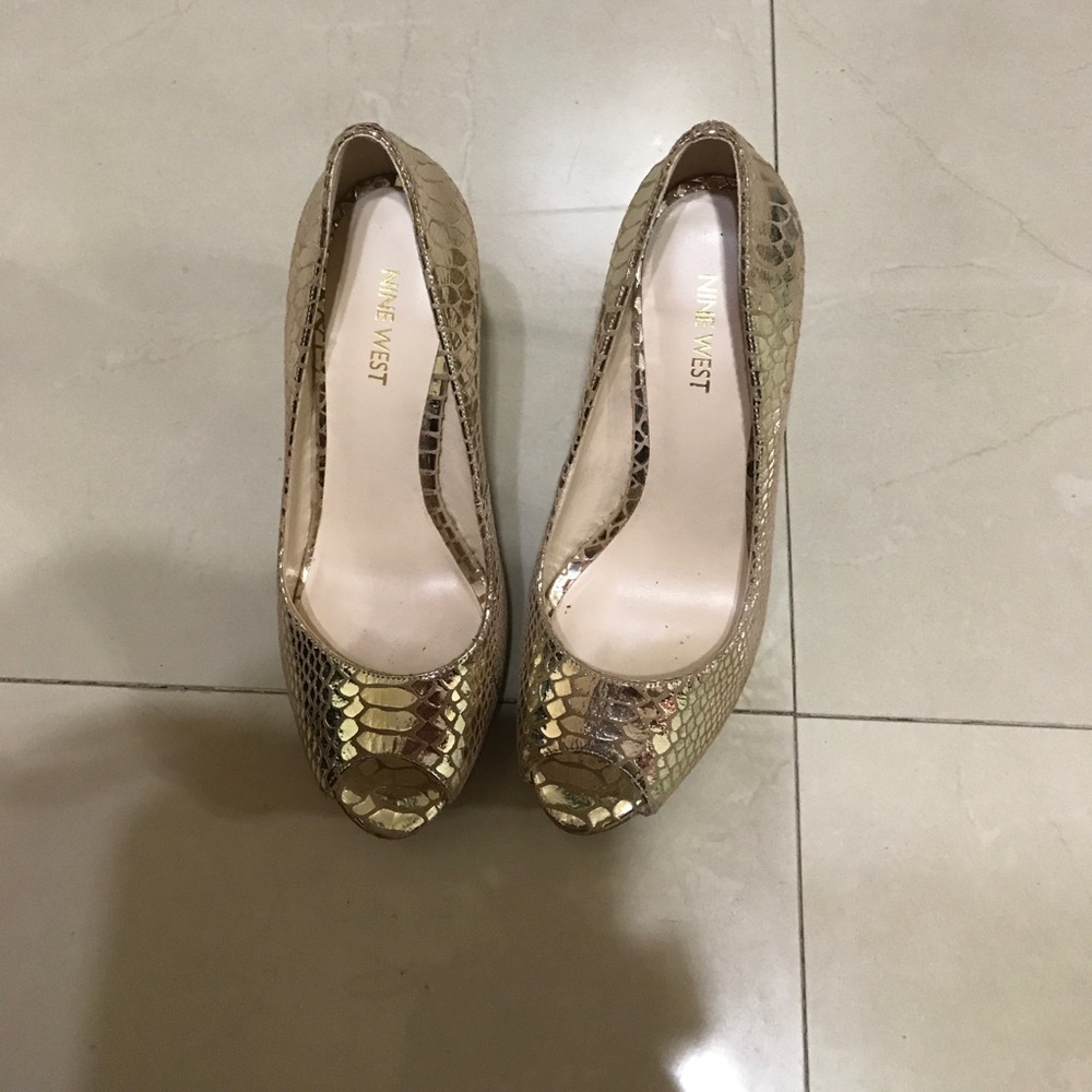 Gold shoes 👠