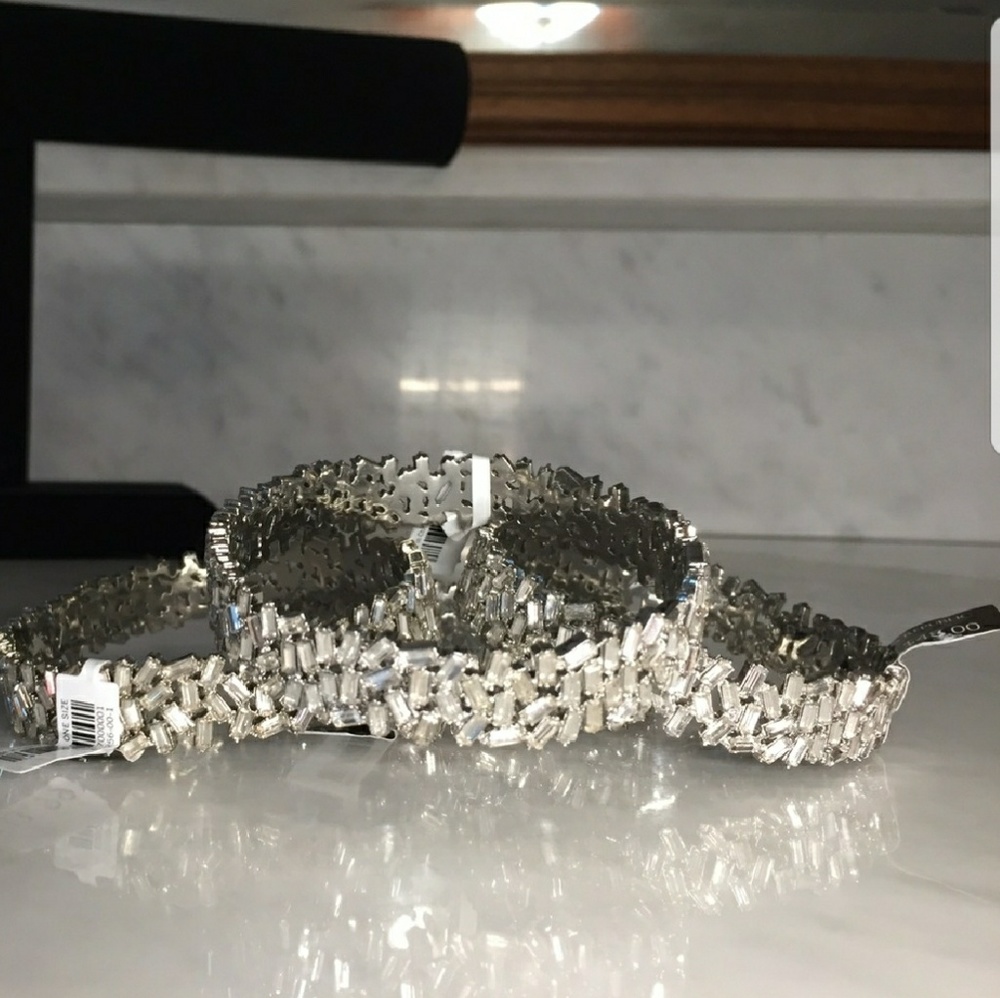 LOOKING FOR NECKLACE