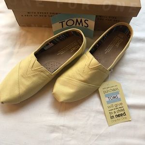 NEVER WORN Toms size 7.5 canvas yellow