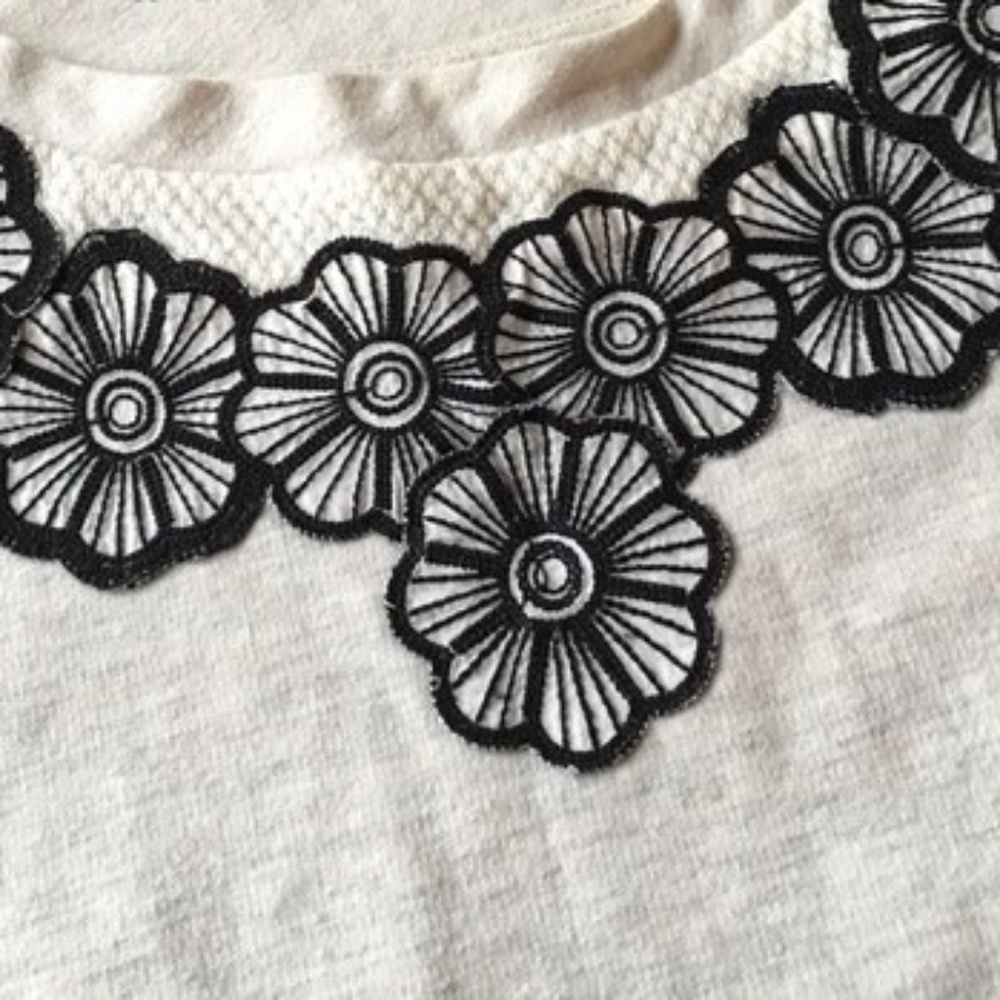 ✨HP✨ NWOT Anthropology Floral Applique Sweatshirt - Picture 2 of 7
