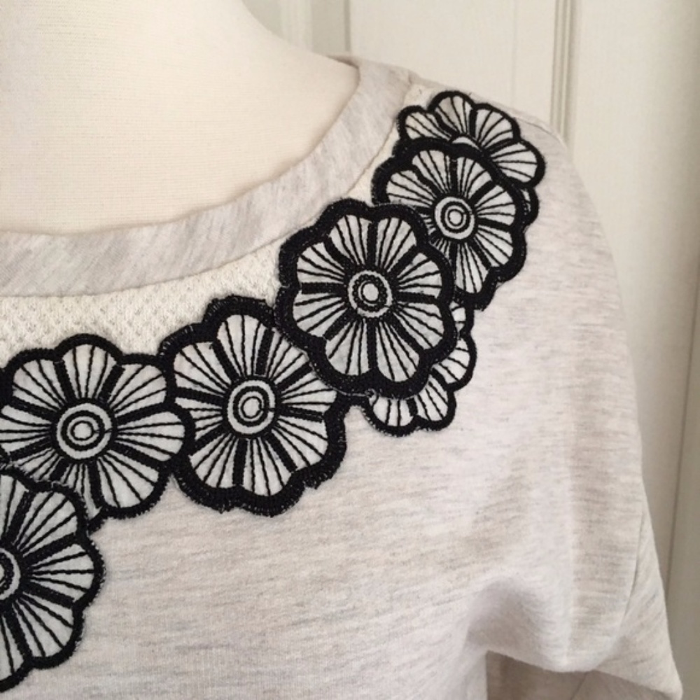 ✨HP✨ NWOT Anthropology Floral Applique Sweatshirt - Picture 3 of 7