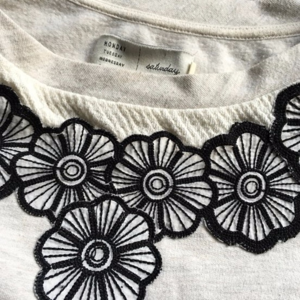 ✨HP✨ NWOT Anthropology Floral Applique Sweatshirt - Picture 4 of 7