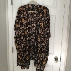 Last day‼️ Forever 21 Floral Kimono