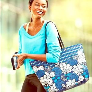 Cute Vera Bradley Blue Bayou vinyl beach tote!