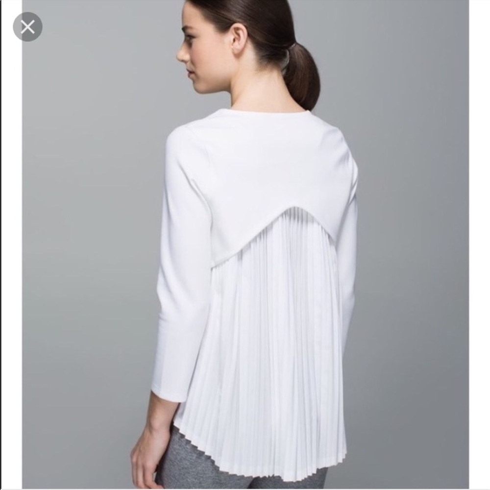 Lululemon white back pleat top medium