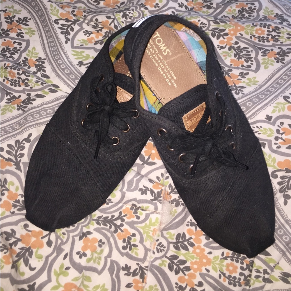 Toms black shoes! 🎈🎈🎈1 hour sale!!!🎈🎈🎈