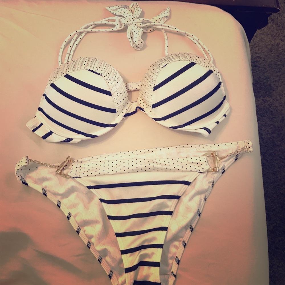 Victoria's Secret bombshell bikini