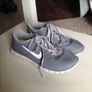 NIKE FREE RUN Gray Running Shoes